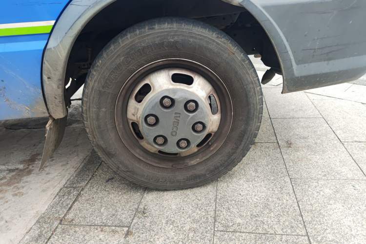 Used Iveco Daily 2020 2.5T A35 Passenger Van with Dual Tires Mid-Roof Design 5-9 Seater Side-Sliding Door China V Emission Standard Right Front Wheel Hub