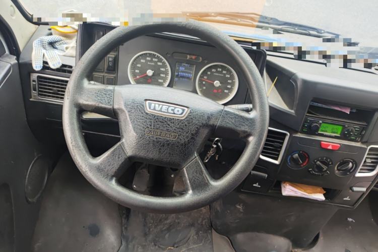 Used Iveco Daily 2020 2.5T A35 Passenger Van with Dual Tires Mid-Roof Design 5-9 Seater Side-Sliding Door China V Emission Standard Steering Wheel