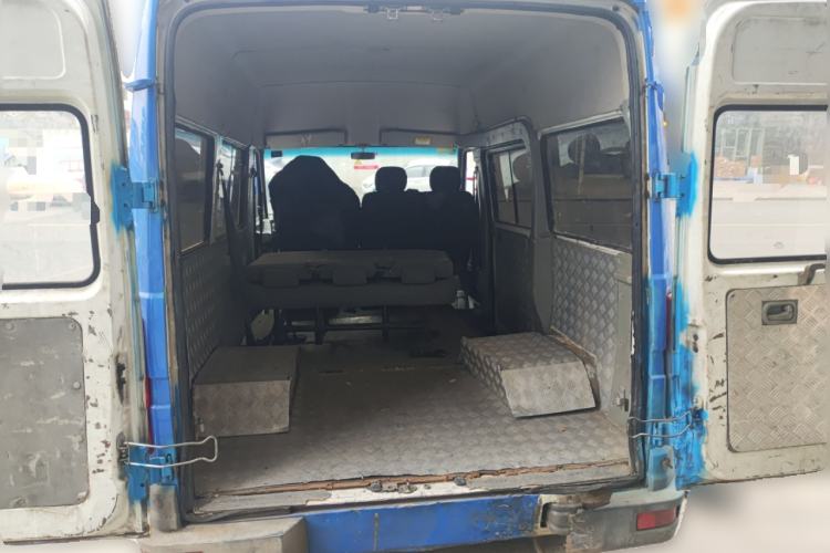 Used Iveco Daily 2020 2.5T A35 Passenger Van with Dual Tires Mid-Roof Design 5-9 Seater Side-Sliding Door China V Emission Standard Trunk