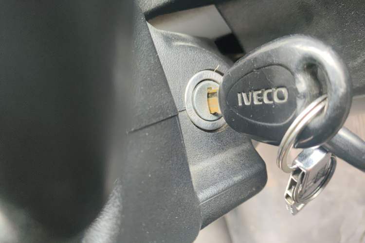 Used Iveco Daily 2020 2.5T A35 Passenger Van with Dual Tires Mid-Roof Design 5-9 Seater Side-Sliding Door China V Emission Standard Vehicle Key