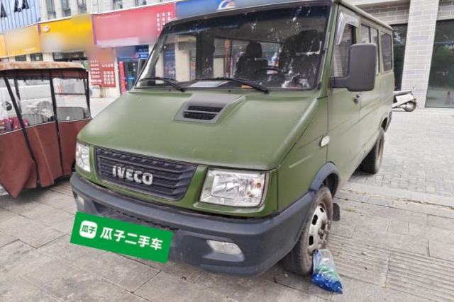 Used Iveco Daily 2020 2.5T A35 Passenger Van with Dual Tires Low Roof 5-9 Seats China V Emission Standard