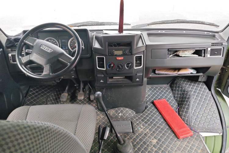 Used Iveco Daily 2020 2.5T A35 Passenger Van with Dual Tires Low Roof 5-9 Seats China V Emission Standard Center Console