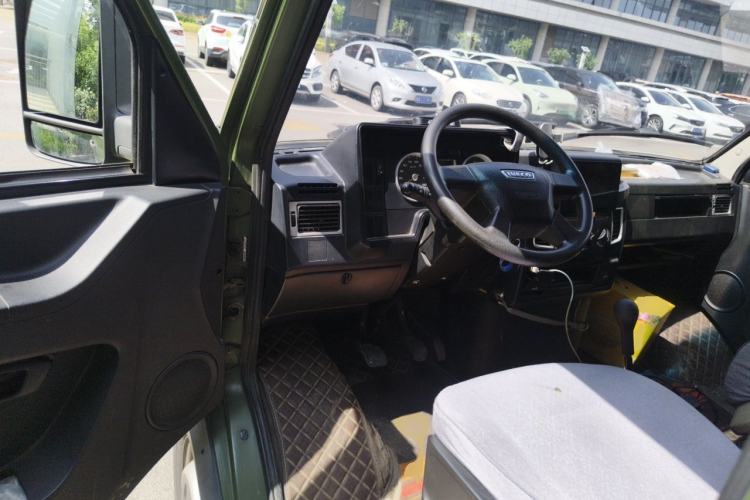 Used Iveco Daily 2020 2.5T A35 Passenger Van Single-Tire Low-Roof Design 5-9 Seater China V Emission Standard Driver Seat