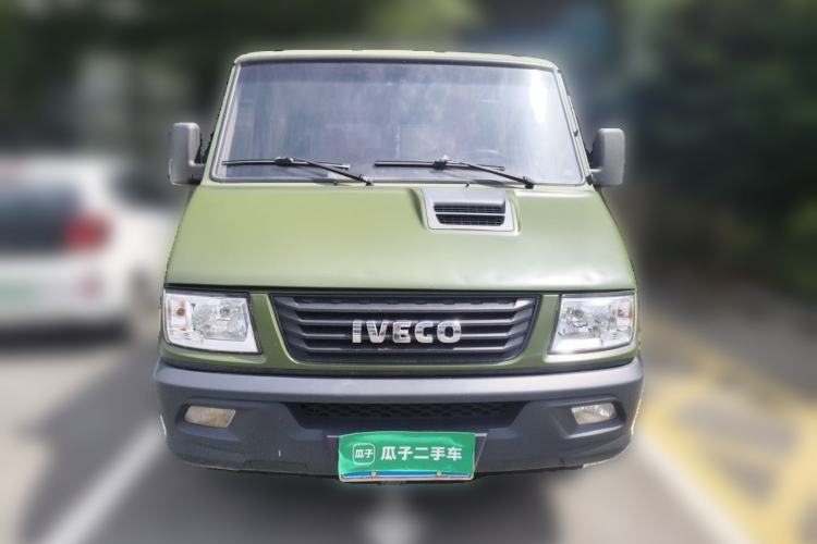 Used Iveco Daily 2020 2.5T A35 Passenger Van Single-Tire Low-Roof Design 5-9 Seater China V Emission Standard Front