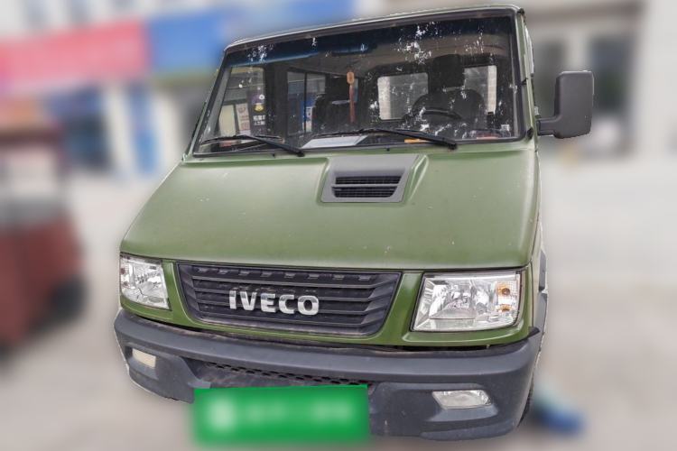 Used Iveco Daily 2020 2.5T A35 Passenger Van with Dual Tires Low Roof 5-9 Seats China V Emission Standard Front