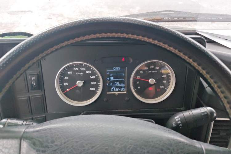 Used Iveco Daily 2020 2.5T A35 Passenger Van with Dual Tires Low Roof 5-9 Seats China V Emission Standard Instrument Cluster