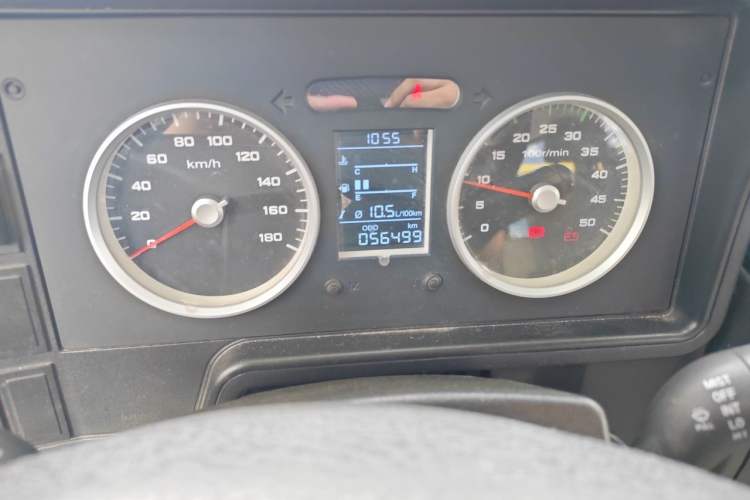 Used Iveco Daily 2020 2.5T A35 Passenger Van with Dual Tires Low Roof 5-9 Seats China V Emission Standard Odometer Close Up