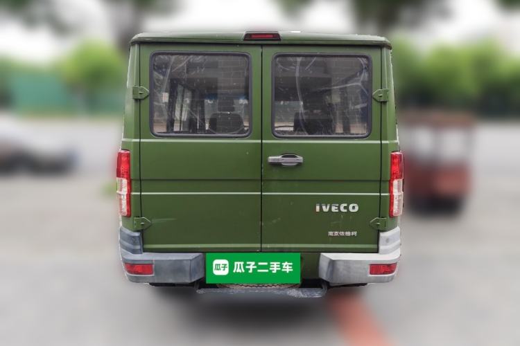 Used Iveco Daily 2020 2.5T A35 Passenger Van with Dual Tires Low Roof 5-9 Seats China V Emission Standard Rear