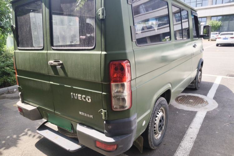 Used Iveco Daily 2020 2.5T A35 Passenger Van Single-Tire Low-Roof Design 5-9 Seater China V Emission Standard Rear Right 45 Deg