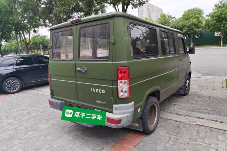 Used Iveco Daily 2020 2.5T A35 Passenger Van with Dual Tires Low Roof 5-9 Seats China V Emission Standard Rear Right 45 Deg