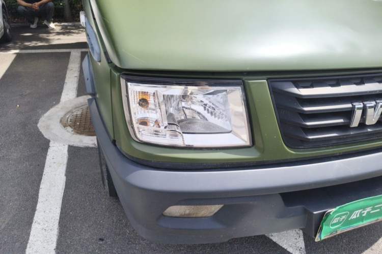 Used Iveco Daily 2020 2.5T A35 Passenger Van Single-Tire Low-Roof Design 5-9 Seater China V Emission Standard Right Front Headlight