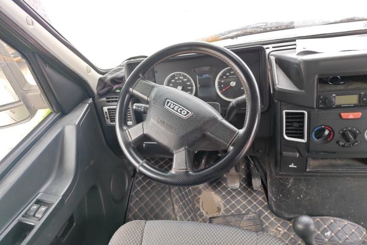 Used Iveco Daily 2020 2.5T A35 Passenger Van with Dual Tires Low Roof 5-9 Seats China V Emission Standard Steering Wheel