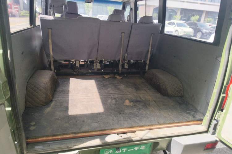 Used Iveco Daily 2020 2.5T A35 Passenger Van Single-Tire Low-Roof Design 5-9 Seater China V Emission Standard Trunk