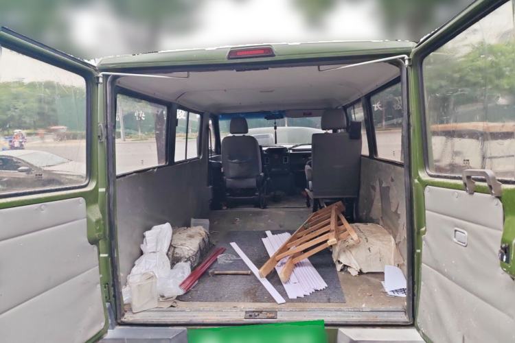 Used Iveco Daily 2020 2.5T A35 Passenger Van with Dual Tires Low Roof 5-9 Seats China V Emission Standard Trunk