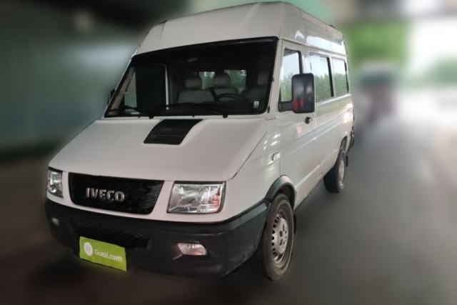 Used Iveco Daily 2020 2.5T A35 Passenger Van Single-Tire Mid-Roof Design 5-9 Seats with Sliding Side Door Meeting China V Emission Standards