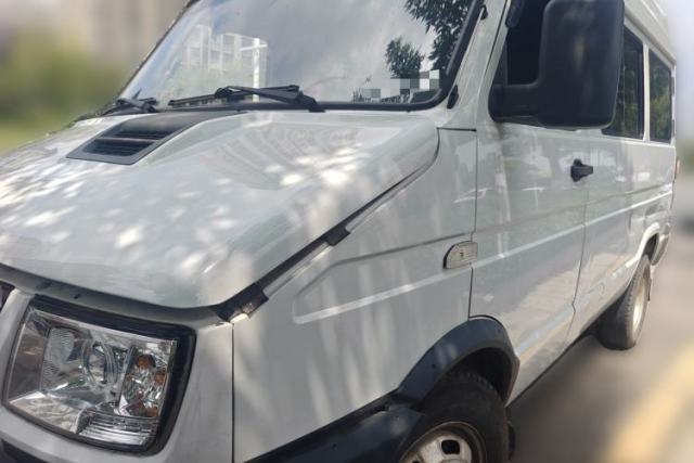 Used Iveco Daily 2020 2.5T A35 Passenger Van with Dual Tires Mid-Roof Design 5-9 Seater Side-Sliding Door Euro VI Standard