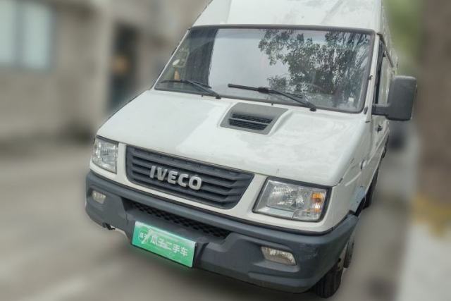 Used Iveco Daily 2020 2.8T V35 Box Truck with Dual Tires Mid-Roof Design 3 Seats Emission Standard China V