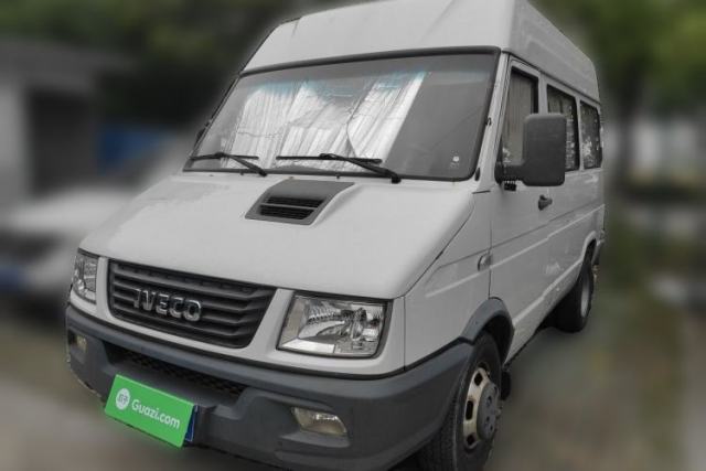 Used Iveco Daily 2020 2.5T A35 Passenger Van with Dual Tires Mid-Roof Design 5-9 Seater China V Emission Standard
