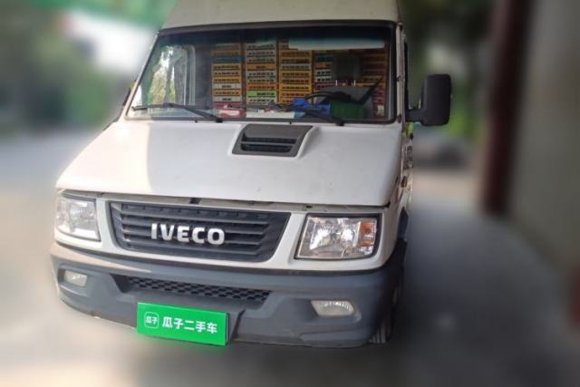 Used Iveco Daily 2020 2.5T A40 Passenger Van Dual Tires Mid-Roof Design 5-9 Seats China VI Emission Standard