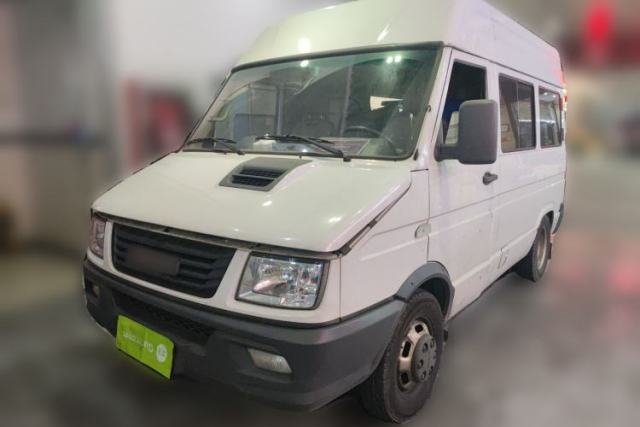 Used Iveco Daily 2020 2.5T A35 Passenger Van with Dual Tires Mid-Roof Design 5-9 Seater China V Emission Standard