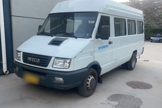Used Iveco Daily 2020 2.8T A40 Bus Dual Tires Mid-Roof Design 10–17 Seats China VI Emission Standard