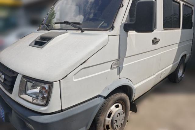 Iveco Daily 2020 2.5T A35 Passenger Van with Dual Tires Mid-Roof Design 5-9 Seater China V Emission Standard مستعملة