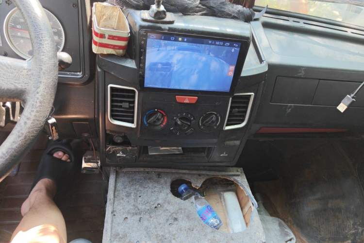Used Iveco Daily 2020 2.8T V40 Cargo Van with Dual Tires Mid-Roof Design 3 Seats China VI Emission Standard Audio And AC Panel