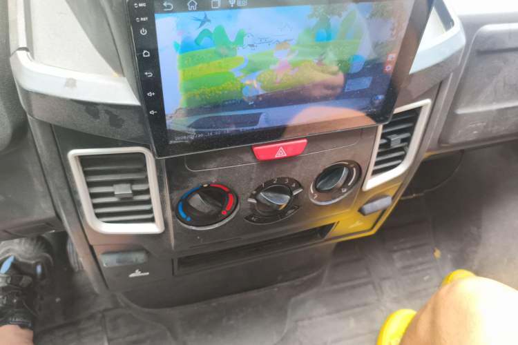 Used Iveco Daily 2020 2.5T A35 Passenger Van Single-Tire Mid-Roof Design 5-9 Seats with Sliding Side Door Meeting China V Emission Standards Audio And AC Panel