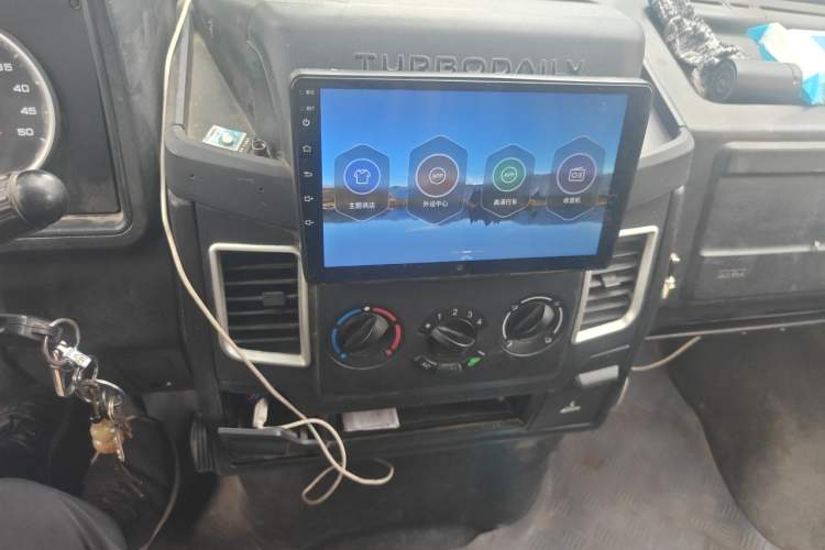 Used Iveco Daily 2020 2.5T A35 Passenger Van with Dual Tires Mid-Roof Design 5-9 Seater Side-Sliding Door Euro VI Standard Audio And AC Panel