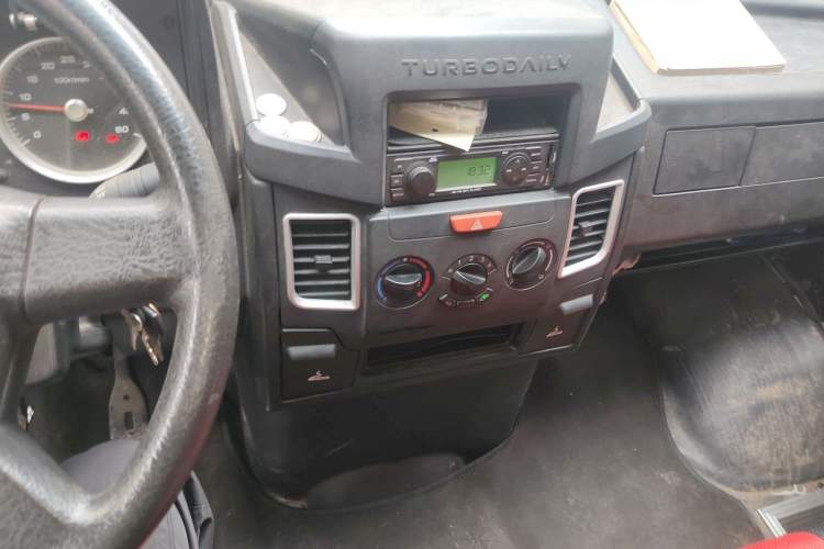 Used Iveco Daily 2020 2.8T V35 Box Truck with Dual Tires Mid-Roof Design 3 Seats Emission Standard China V Audio And AC Panel