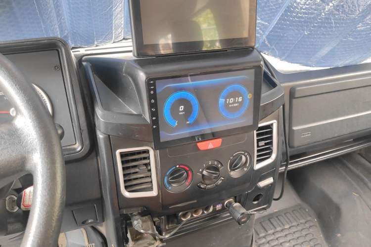Used Iveco Daily 2020 2.5T A35 Passenger Van with Dual Tires Mid-Roof Design 5-9 Seater China V Emission Standard Audio And AC Panel