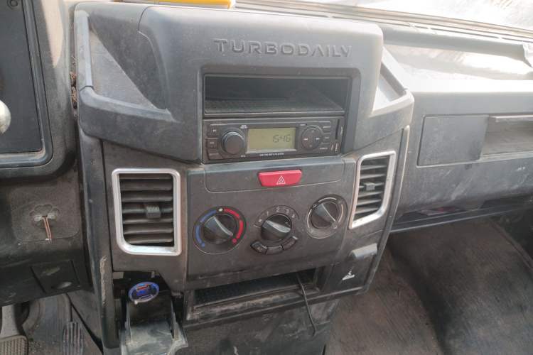 Used Iveco Daily 2020 2.8T V40 Cargo Van with Dual Tires Mid-Roof Design 3 Seats China V Emission Standard Audio And AC Panel