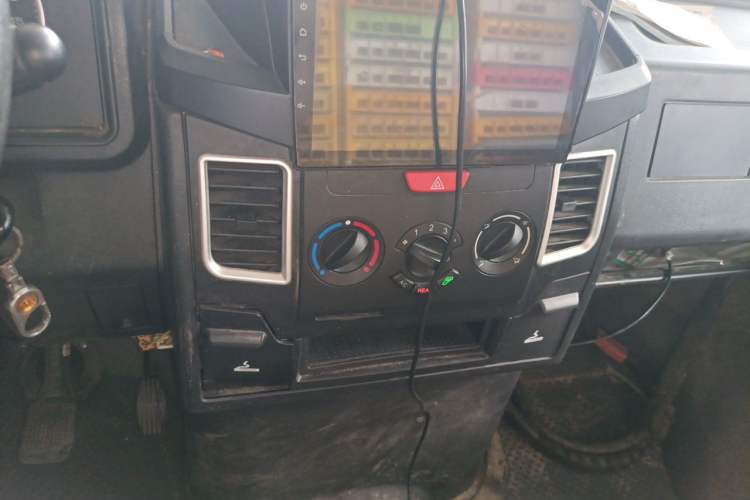 Used Iveco Daily 2020 2.5T A40 Passenger Van Dual Tires Mid-Roof Design 5-9 Seats China VI Emission Standard Audio And AC Panel