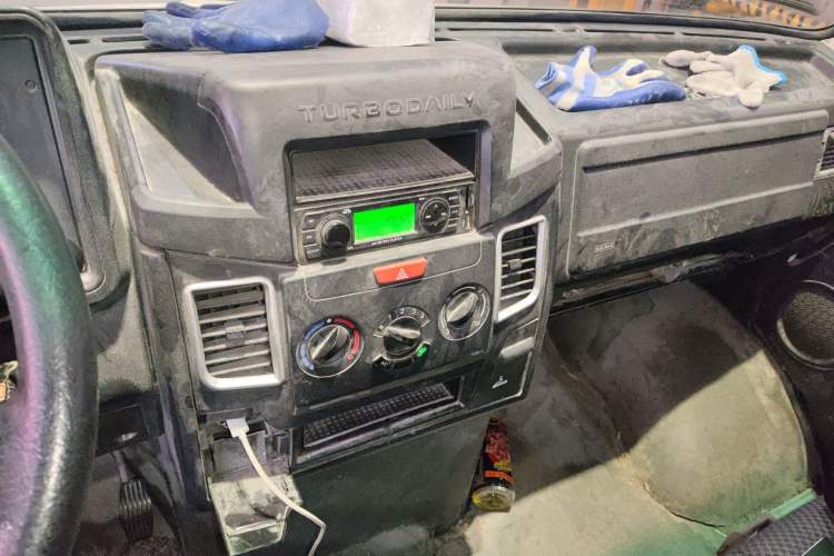 Used Iveco Daily 2020 2.5T A35 Passenger Van with Dual Tires Mid-Roof Design 5-9 Seater China V Emission Standard Audio And AC Panel