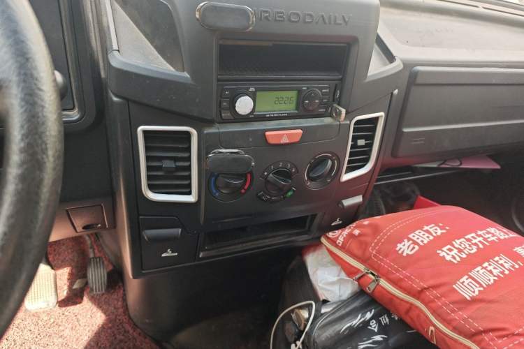 Used Iveco Daily 2020 2.5T A35 Passenger Van with Dual Tires Mid-Roof Design 5-9 Seater China V Emission Standard Audio And AC Panel
