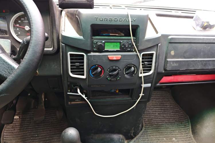 Used Iveco Daily 2020 2.5T A35 Passenger Van Single-Tire Mid-Roof Design 5-9 Seats with Sliding Side Door Meeting China V Emission Standards Audio And AC Panel