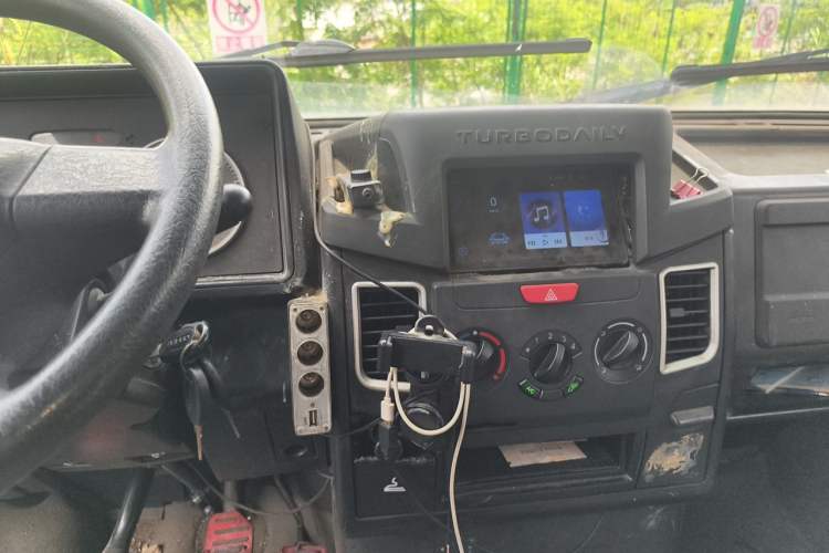 Used Iveco Daily 2020 2.5T A35 Passenger Van with Dual Tires Mid-Roof Design 5-9 Seater Side-Sliding Door China V Emission Standard Audio And AC Panel