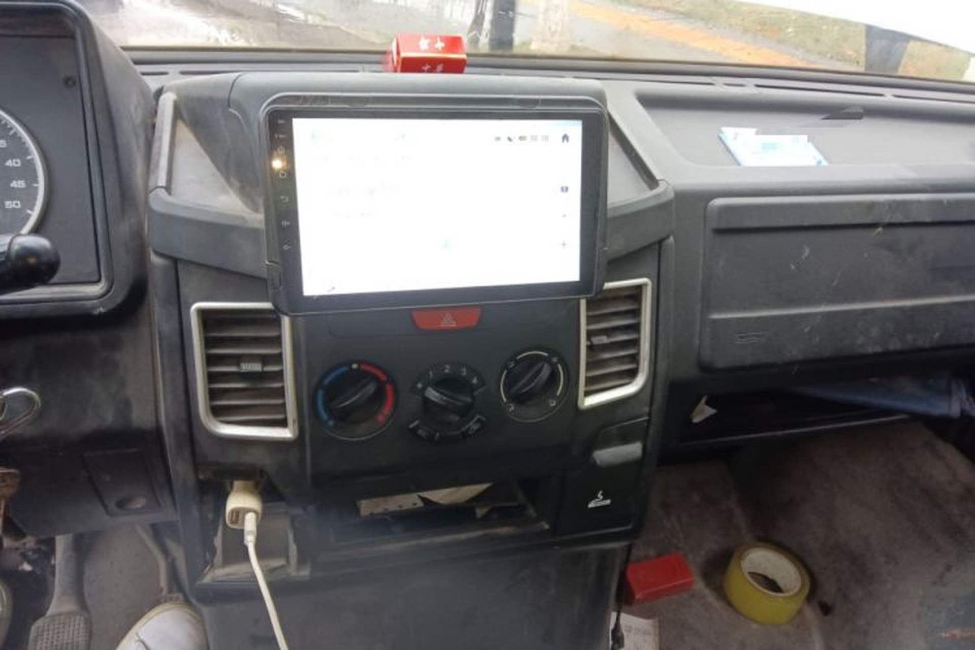 Used Iveco Daily 2020 2.5T A35 Passenger Van Single-Tire Low-Roof Design 5-9 Seater China V Emission Standard Audio And AC Panel