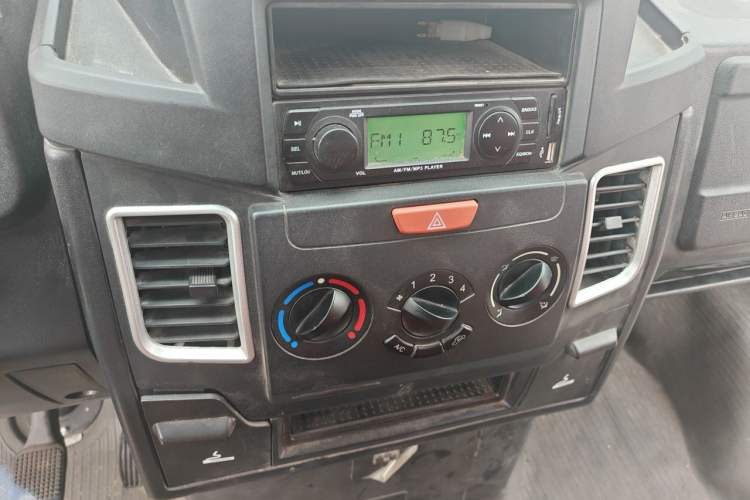 Used Iveco Daily 2020 2.5T A35 Passenger Van Single-Tire Mid-Roof Design 5-9 Seater with Sliding Side Door Meeting China VI Emission Standards Audio And AC Panel