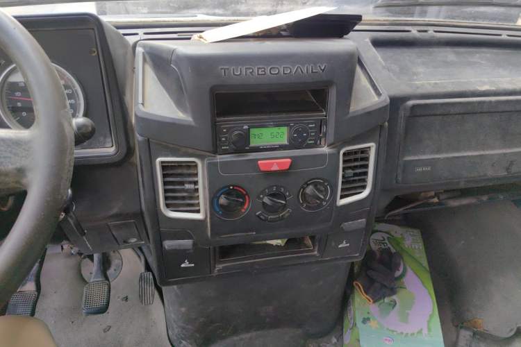 Used Iveco Daily 2020 2.5T A35 Passenger Van Single-Tire Mid-Roof Design 5-9 Seats China V Emission Standard Audio And AC Panel