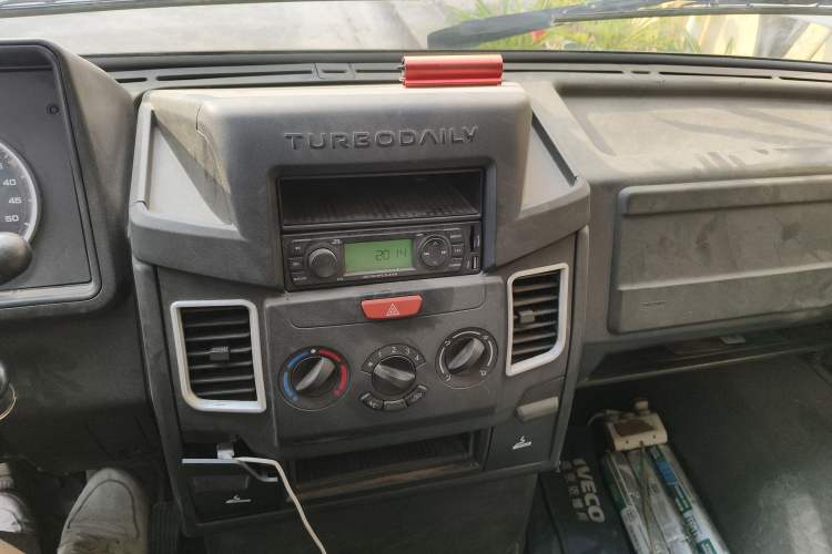 Used Iveco Daily 2020 2.5T A35 Passenger Van with Dual Tires Mid-Roof Design 5-9 Seater Side-Sliding Door China V Emission Standard Audio And AC Panel