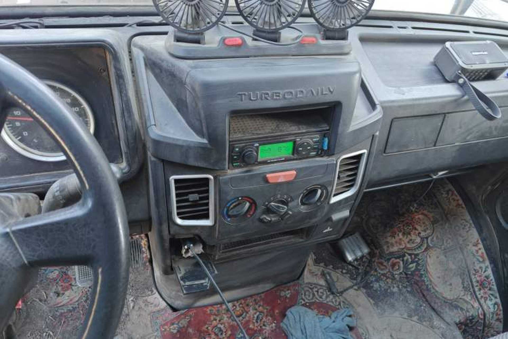 Used Iveco Daily 2020 2.8T V35 Box Truck with Dual Tires Mid-Roof Design 3 Seats Emission Standard China V Audio And AC Panel