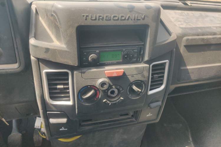 Used Iveco Daily 2020 2.5T A35 Passenger Van Single-Tire Mid-Roof Design 5-9 Seater with Sliding Side Door Meeting China VI Emission Standards Audio And AC Panel