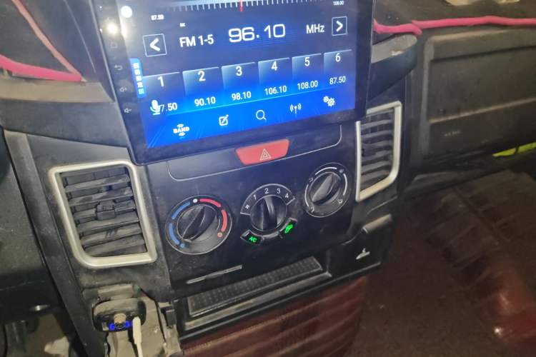 Used Iveco Daily 2020 2.5T A35 Passenger Van with Dual Tires Mid-Roof Design 5-9 Seater Side-Sliding Door China V Emission Standard Audio And AC Panel