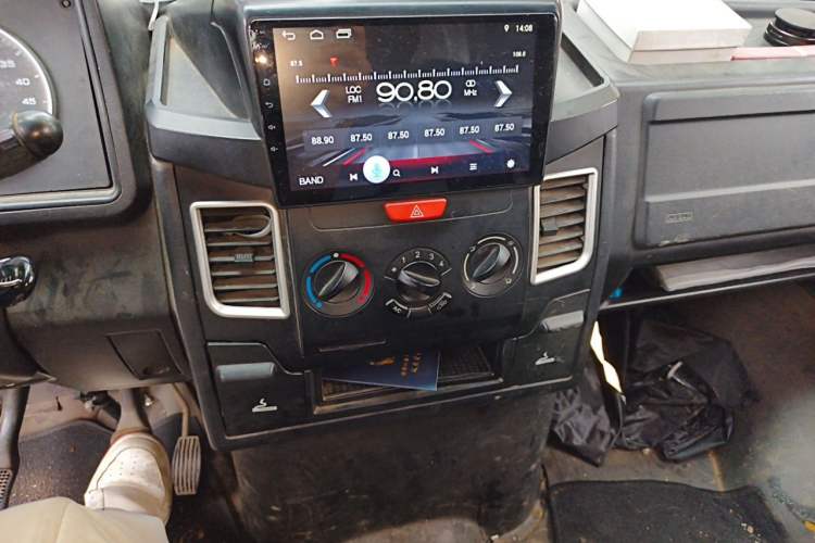 Used Iveco Daily 2020 2.5T A35 Passenger Van Single-Tire Mid-Roof Design 5-9 Seats with Sliding Side Door Meeting China V Emission Standards Audio And AC Panel