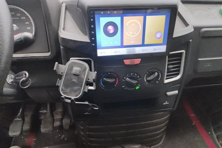 Used Iveco Daily 2020 2.5T A35 Passenger Van with Dual Tires Mid-Roof Design 5-9 Seater Side-Sliding Door China V Emission Standard Audio And AC Panel