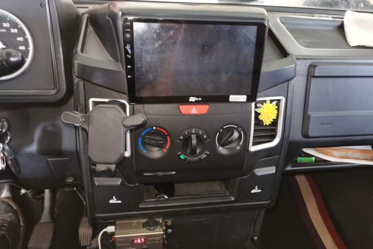 Used Iveco Daily 2020 2.5T A35 Passenger Van Single-Tire Mid-Roof Design 5-9 Seats China V Emission Standard Audio And AC Panel