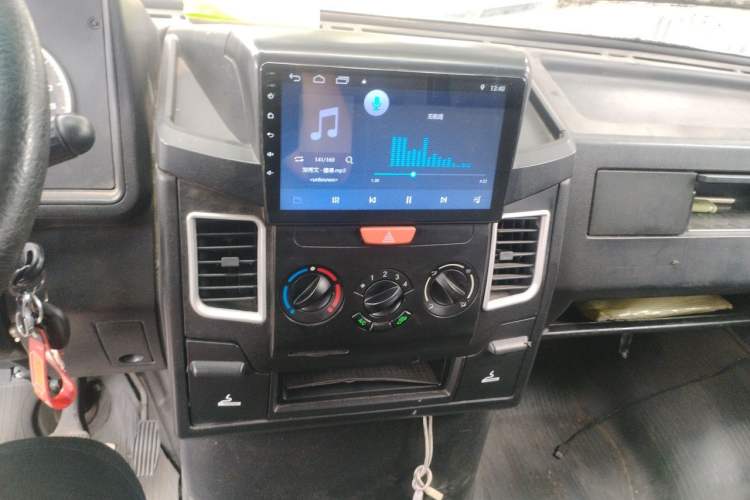 Used Iveco Daily 2020 2.8T V35 Box Truck with Dual Tires V35 Mid-Roof Design 3-Seater and Side-Sliding Door—China-V Standards Audio And AC Panel