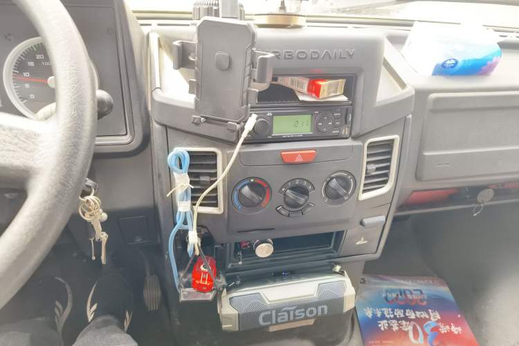 Used Iveco Daily 2020 2.5T A35 Passenger Van with Dual Tires Mid-Roof Design 5-9 Seater Side-Sliding Door Euro VI Standard Audio And AC Panel