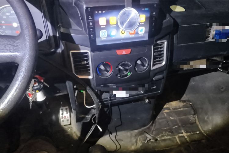 Used Iveco Daily 2020 2.5T A35 Passenger Van with Dual Tires Low Roof 5-9 Seats China V Emission Standard Audio And AC Panel